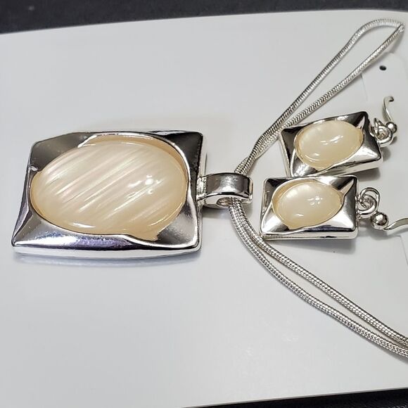 Signature NYC silver tone shimmery stone matching earring and necklace set - Picture 5 of 13